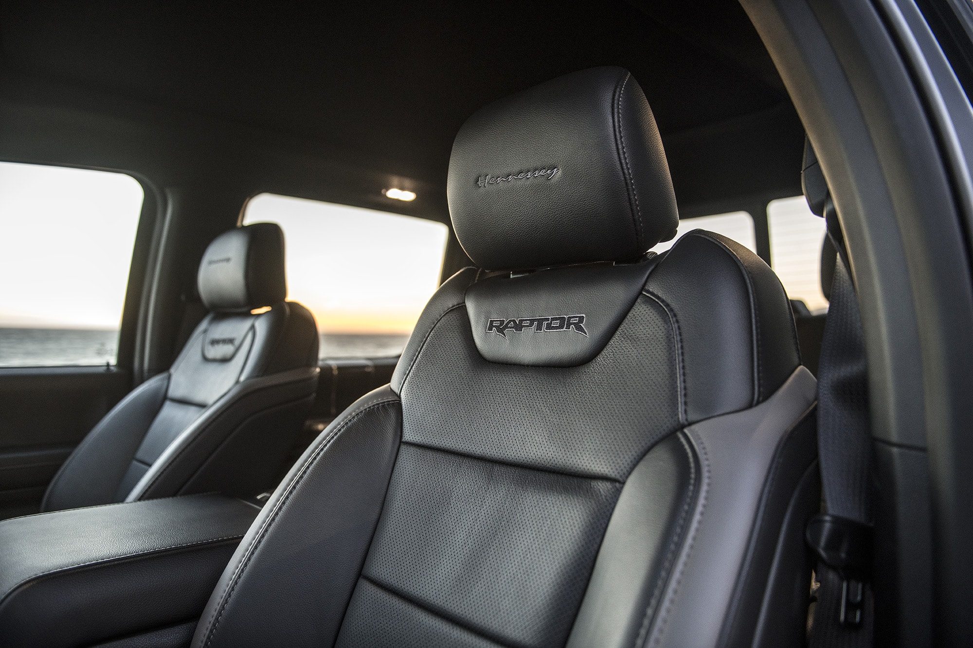 28-hennessey-velociraptor-6x6-min.jpg