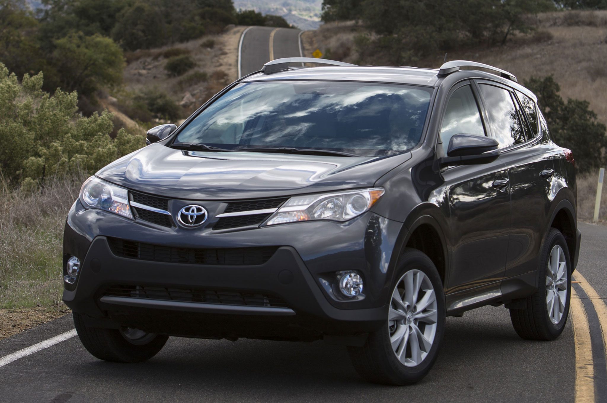 2014-Toyota-RAV4-front-left-side.jpg