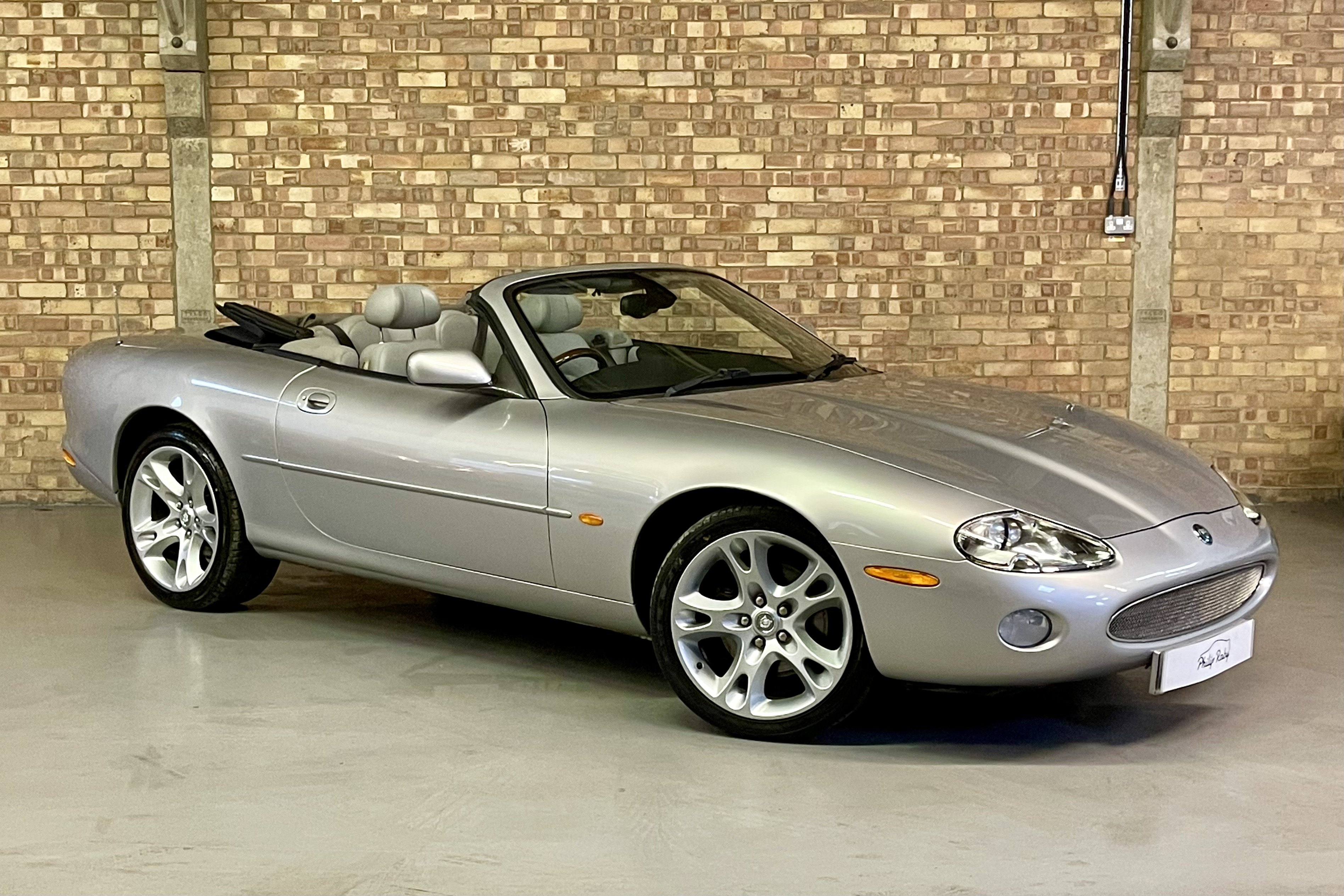 1.-Jaguar-XK8.jpeg
