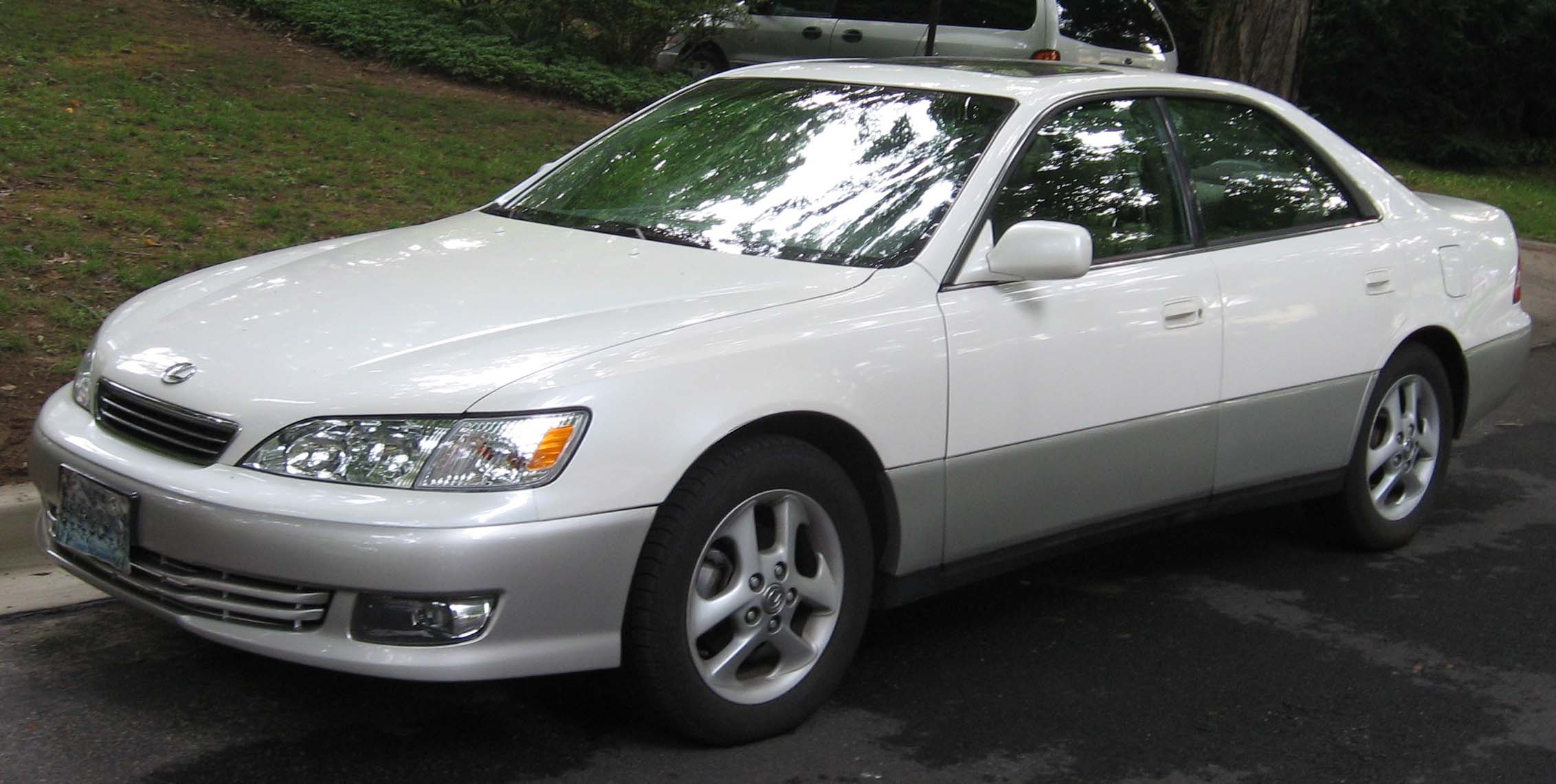 3rd_Lexus_ES300.jpg