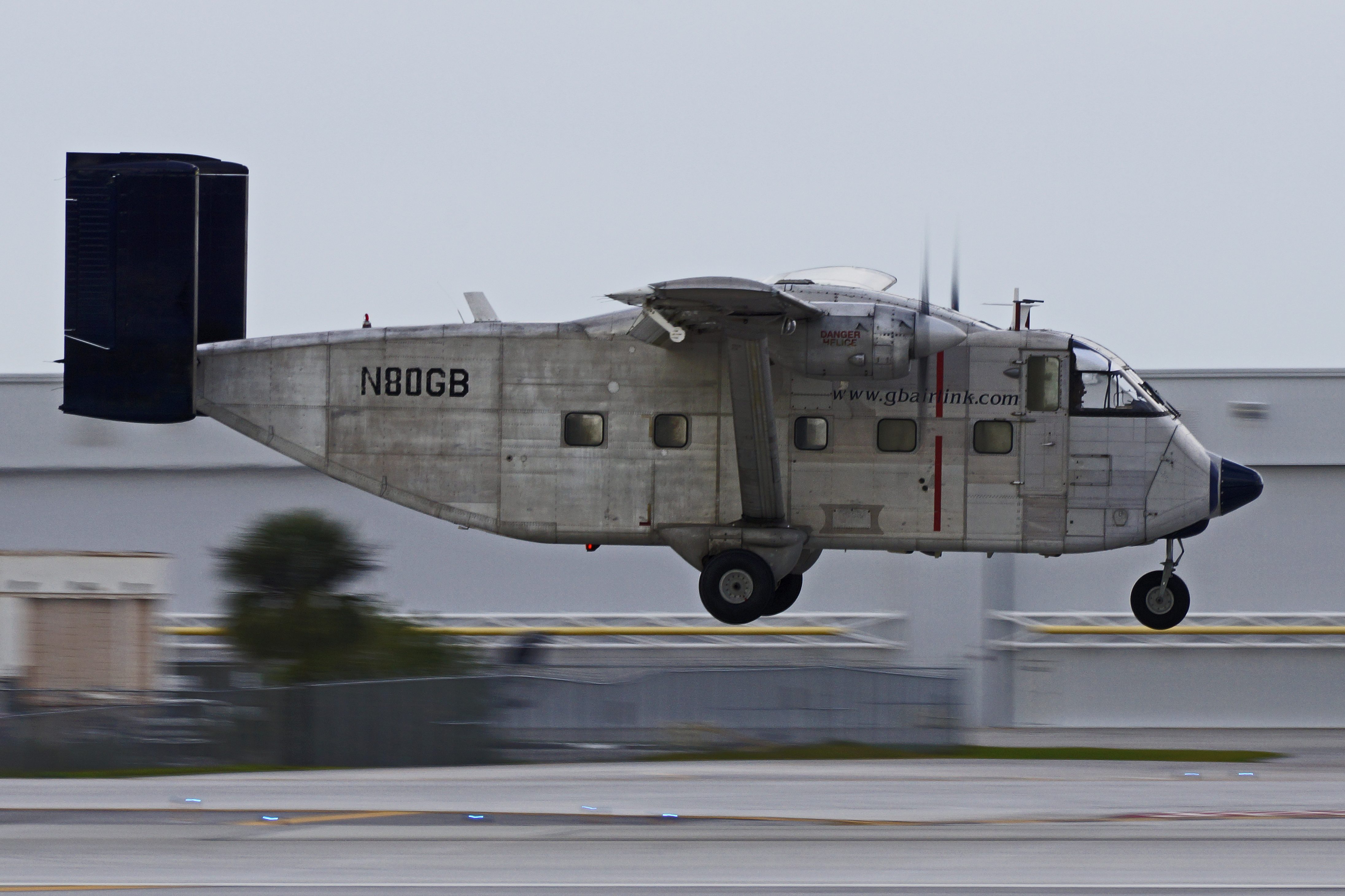 GB_AirLink_Short_Skyvan_on_finals_at_Miami.jpg
