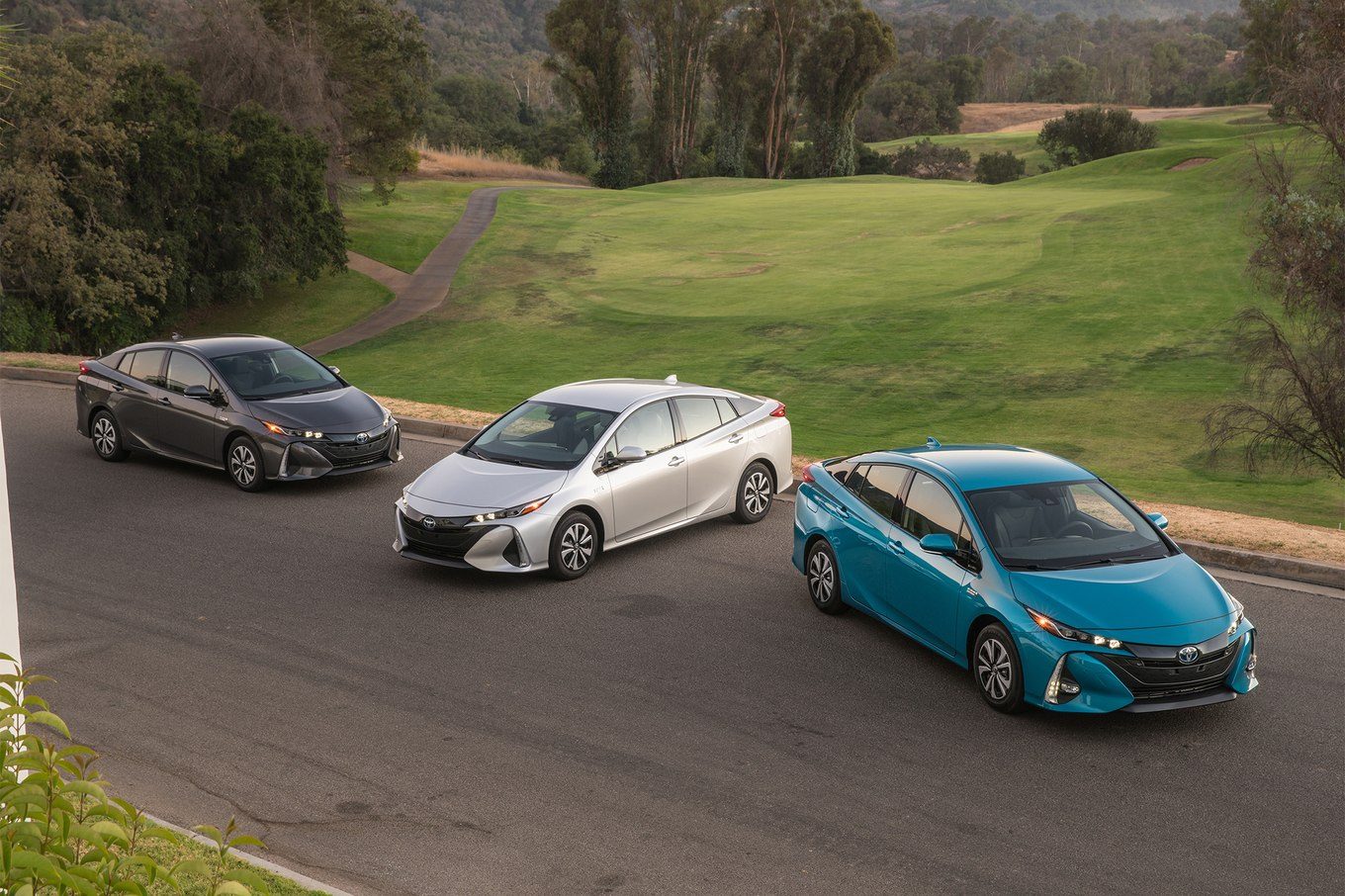 2017-Toyota-Prius-Prime-family-02.jpg