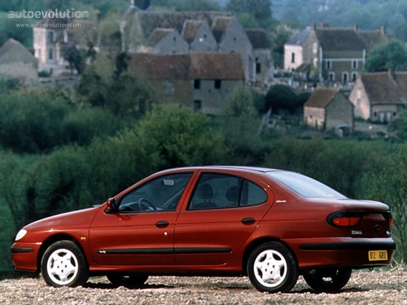 RENAULTMeganeSedan-1987_2.jpg