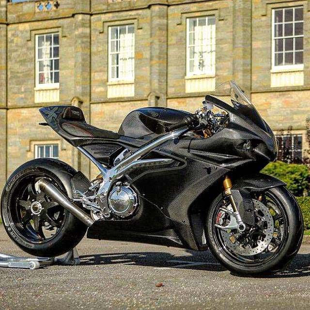 111616-2017-norton-v4-rr-01.jpg