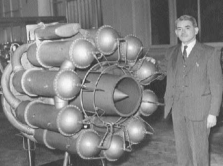 frank_whittle_standing_by_jet_engine.jpg