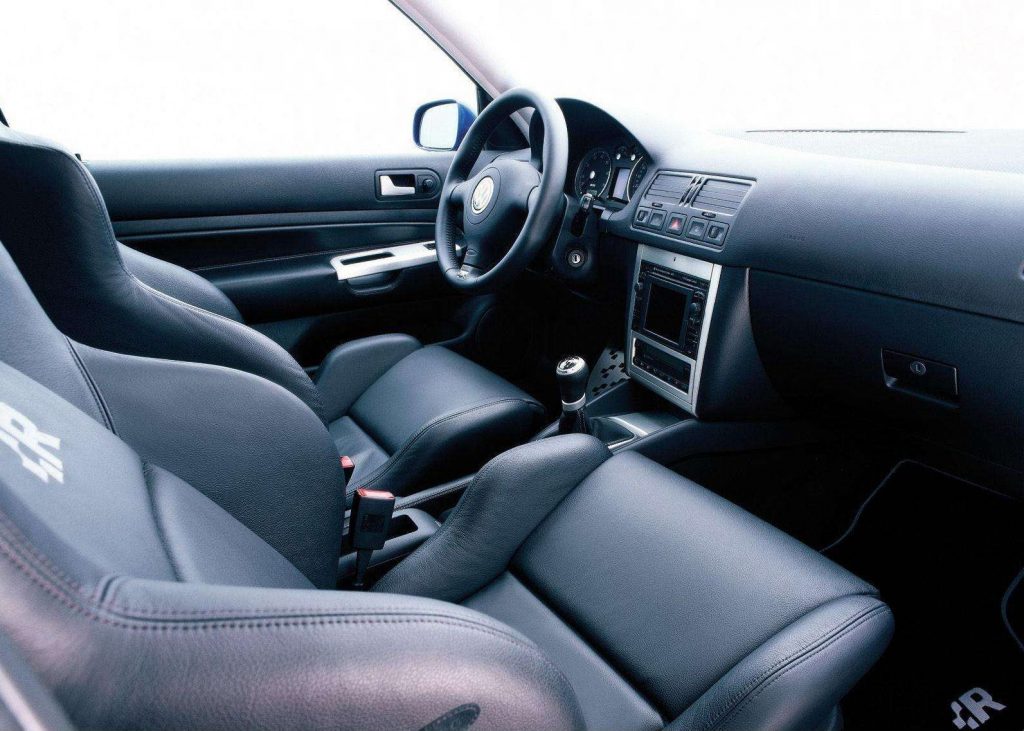 2004-Volkswagen-Golf-R32-interior-1024x731.jpg