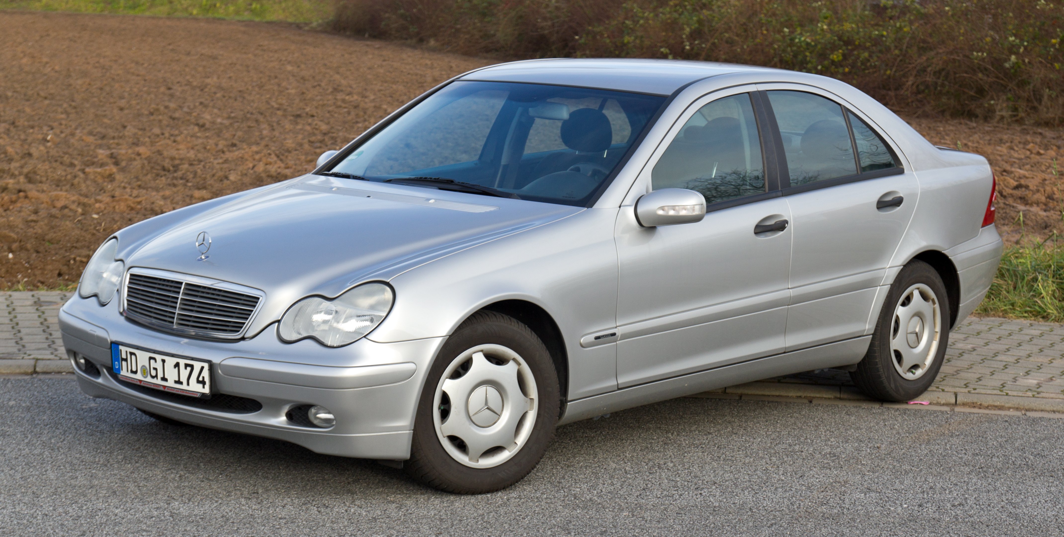 Mercedes-Benz_W203_front_20171214.jpg