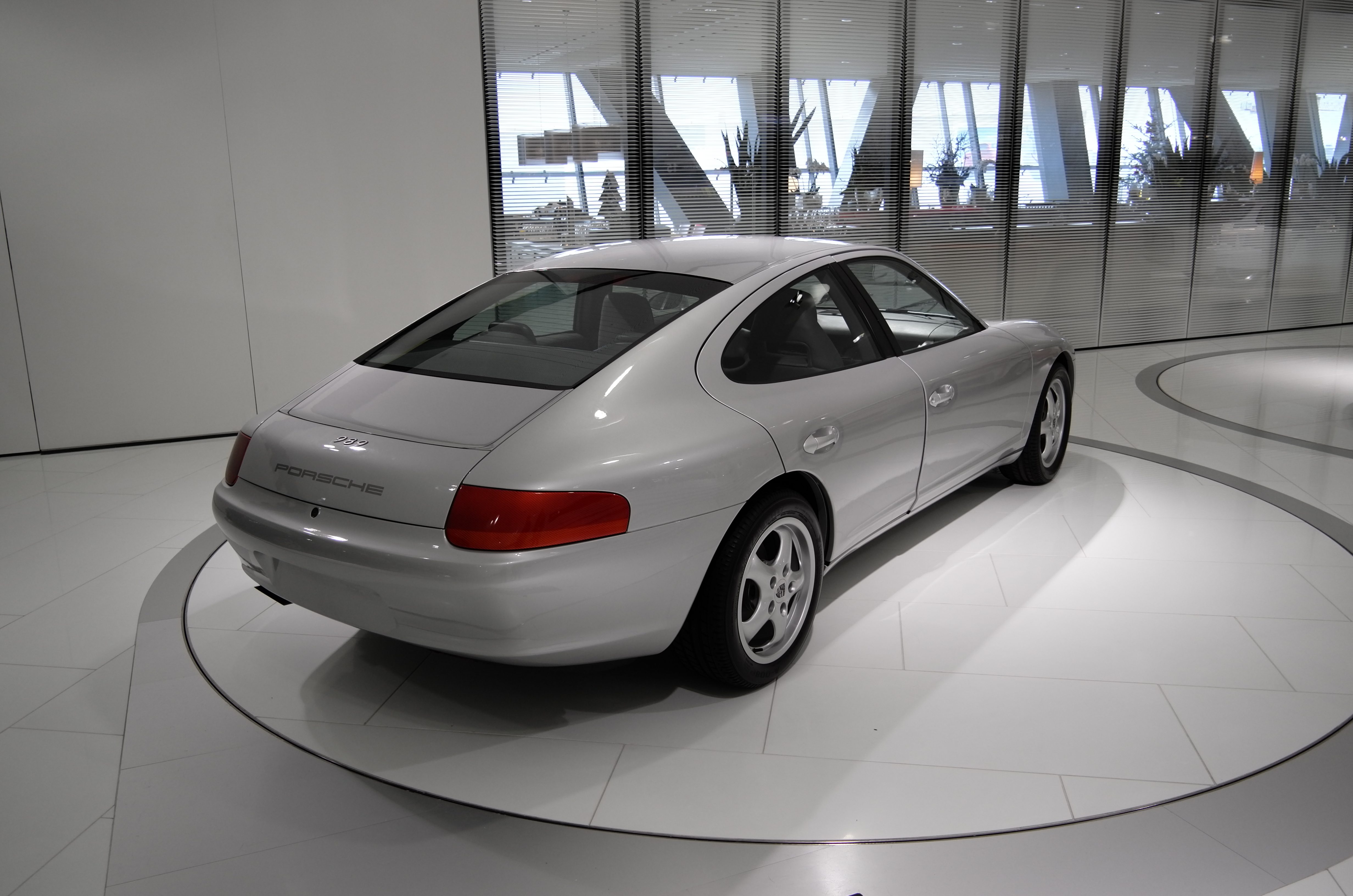 Porsche_989_Prototyp_schr%C3%A4ghinten.jpg