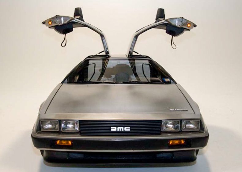 DeLorean_DMC-12_with_doors_open.jpg