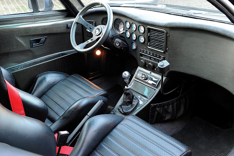 Lancia_Hyena_10popinterieur.jpg