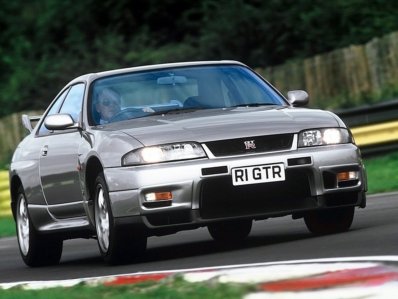 NISSAN-Skyline-GT-R-V-Spec--R33--4039_8.jpg