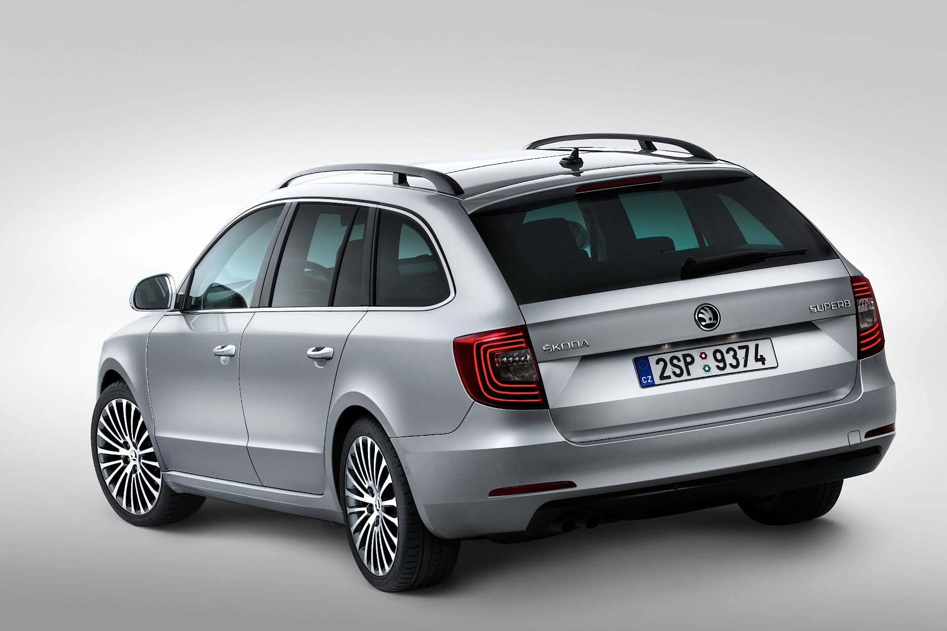 SKODA-Superb-Estate-5017_16.jpg