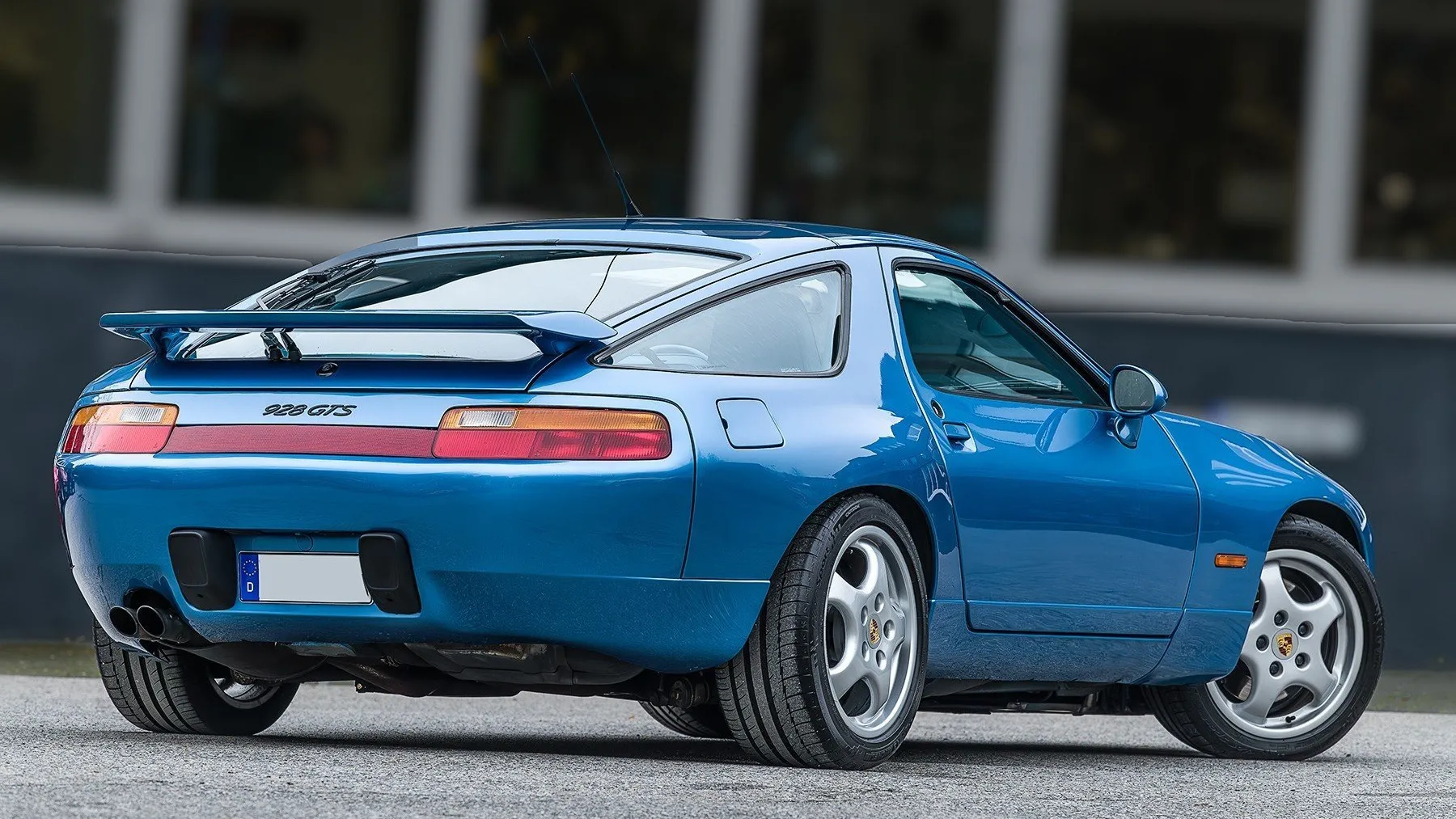 porsche-928-gts-azul-2.webp