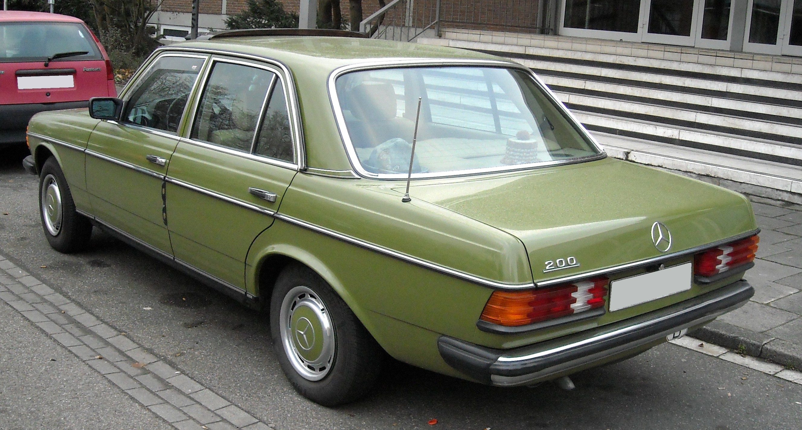 Mercedes-Benz_W123_rear_20081125.jpg