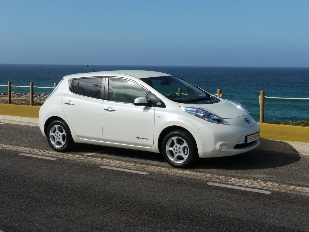 2011-nissan-leaf_100327937_l.jpg