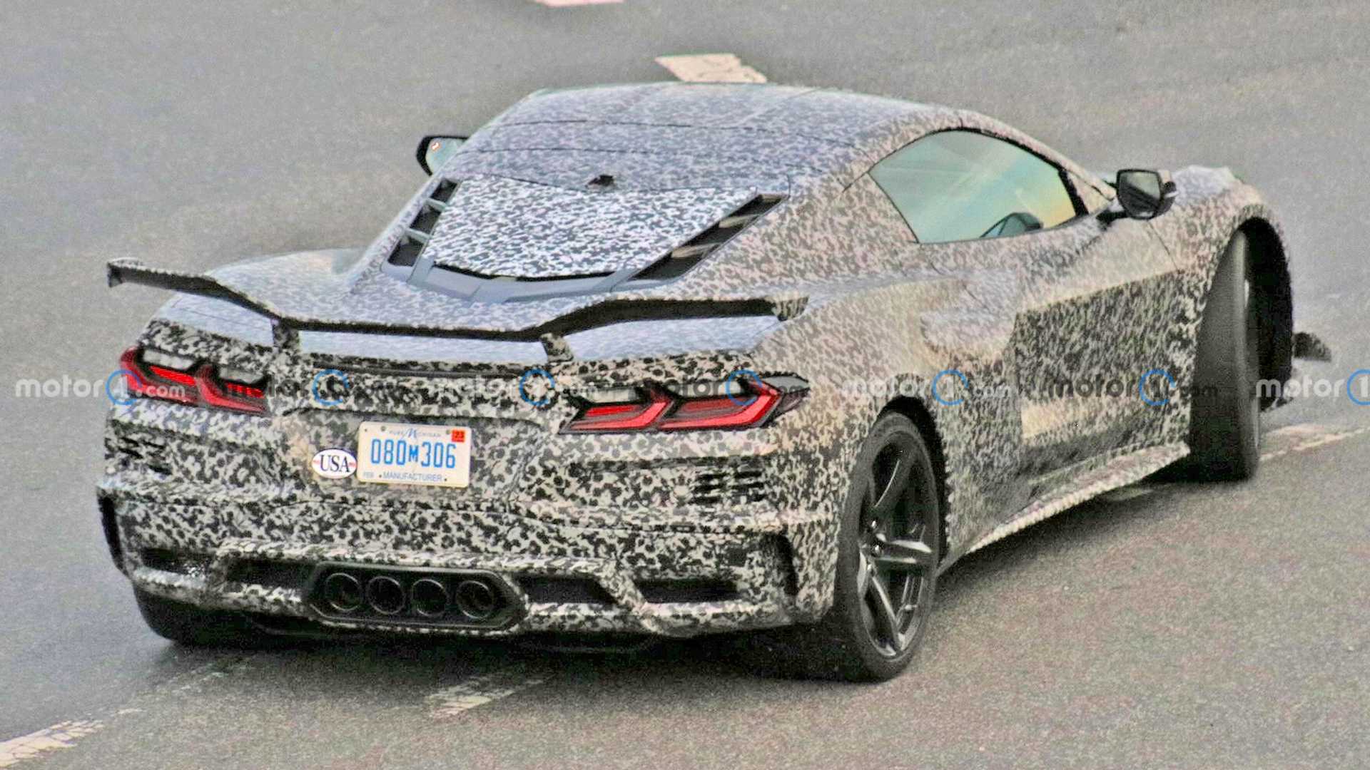 chevrolet-corvette-z06-c8-spy-shots-back.jpg
