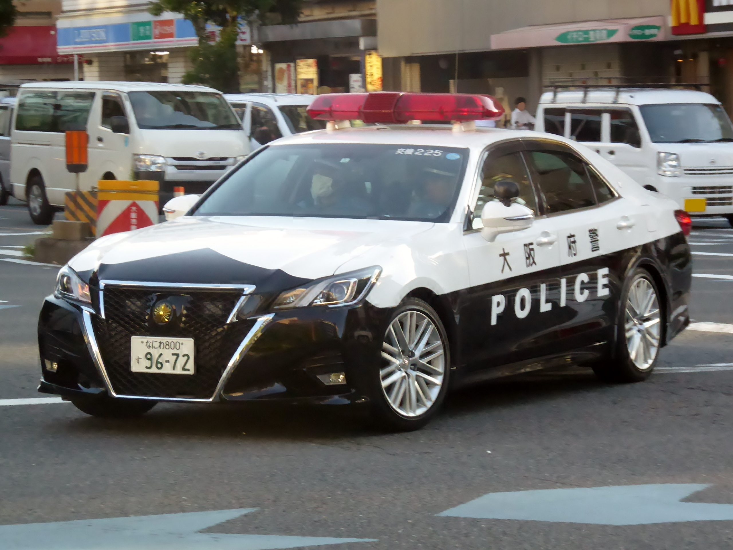 Toyota_CROWN_ATHLETE_%28S210%29_Osaka_Prefectural_Police_Automobile.jpg