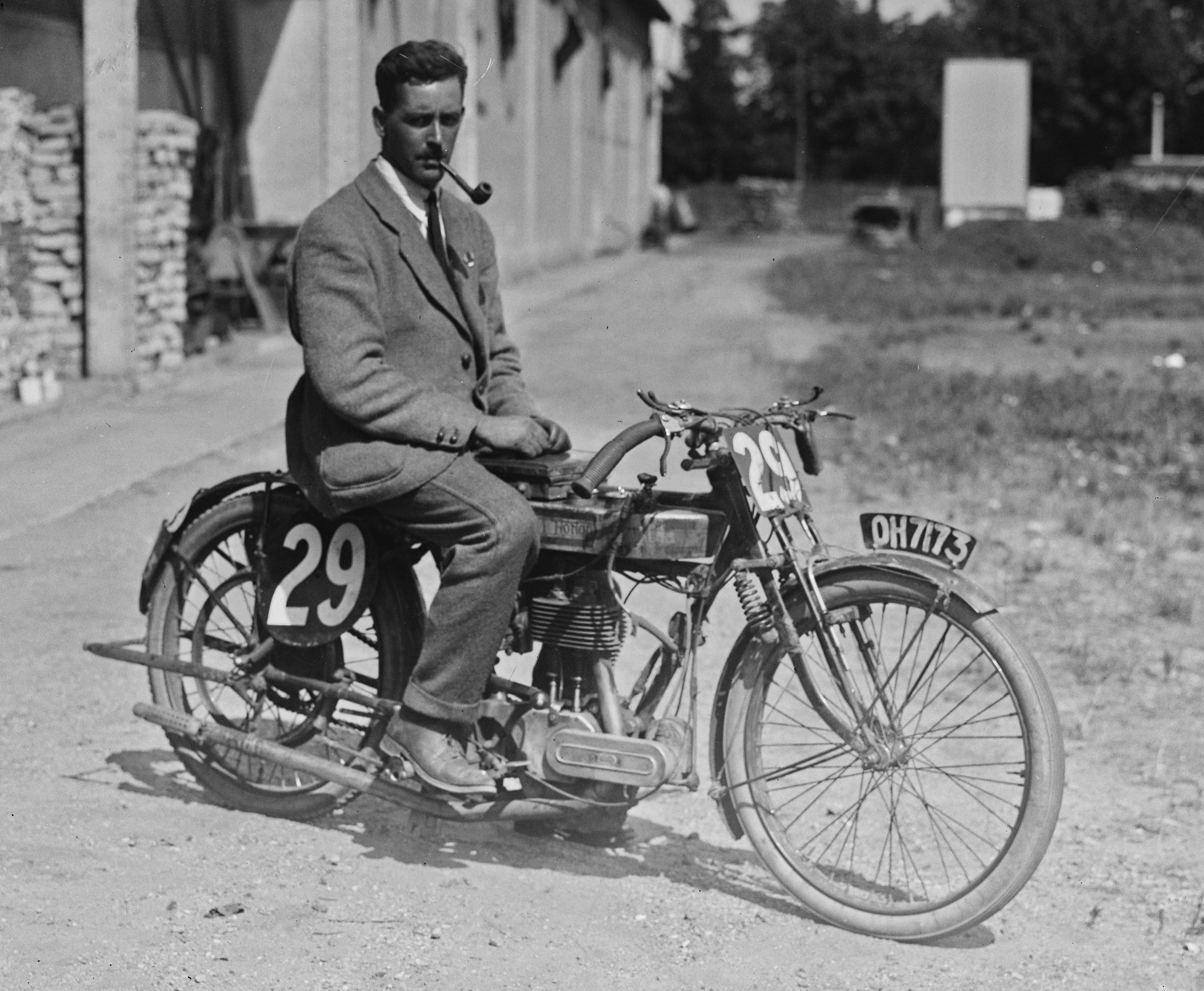 Graham_Walker_1921_%28cropped%29.jpg