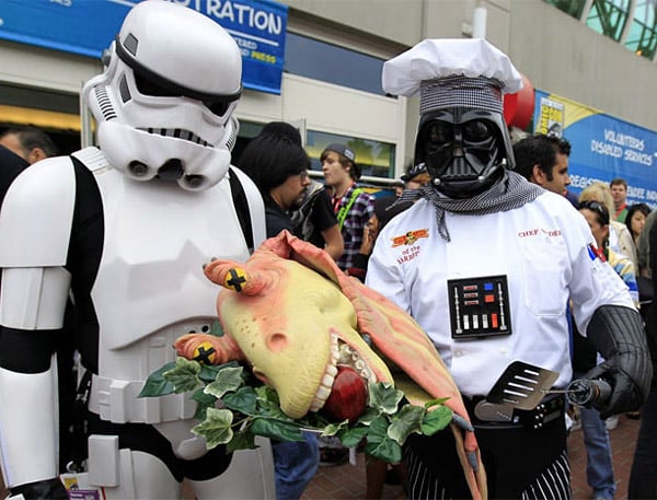 jar_jar_dinner_cosplay.jpg