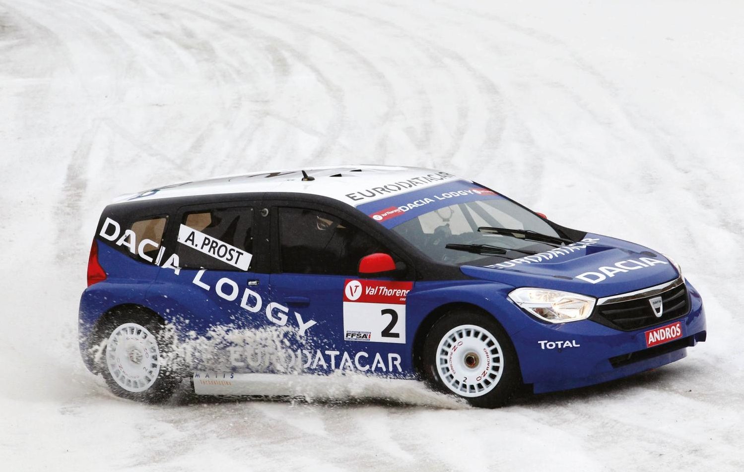 dacia-lodgy-glace-makes-podium-racing-debut-41004_1.jpg