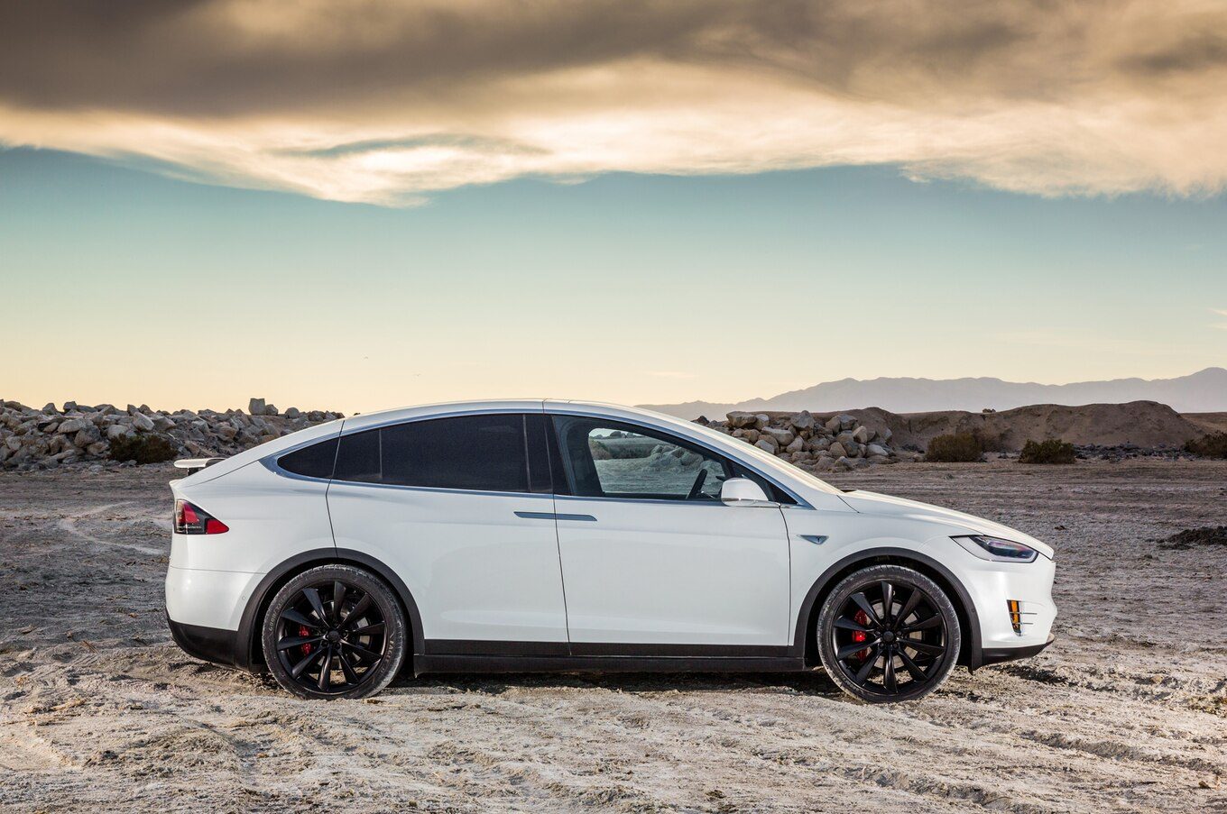 2016-Tesla-Model-X-P90D-side-profile.jpg