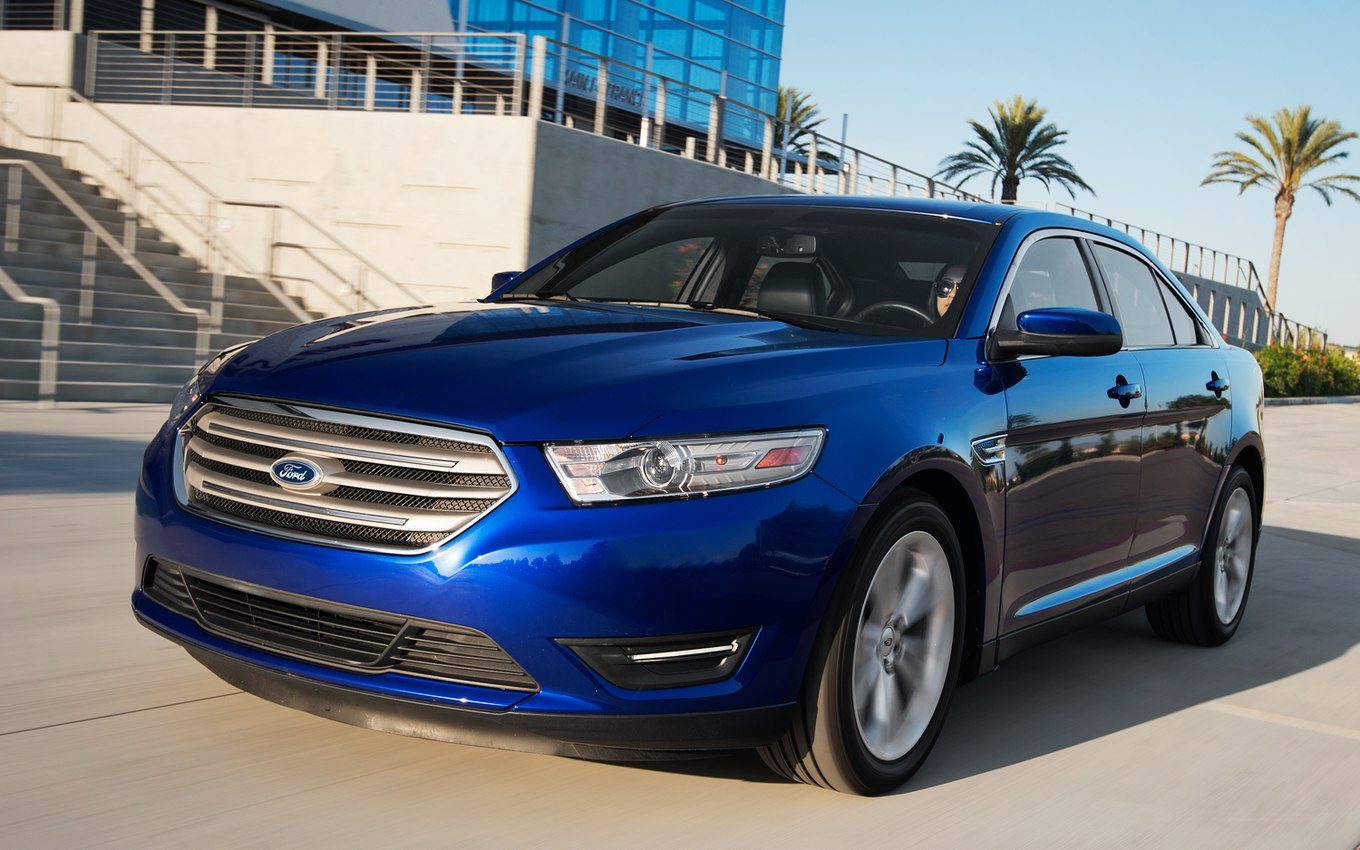 2013-Ford-Taurus-SEL-V-6-front-view.jpg