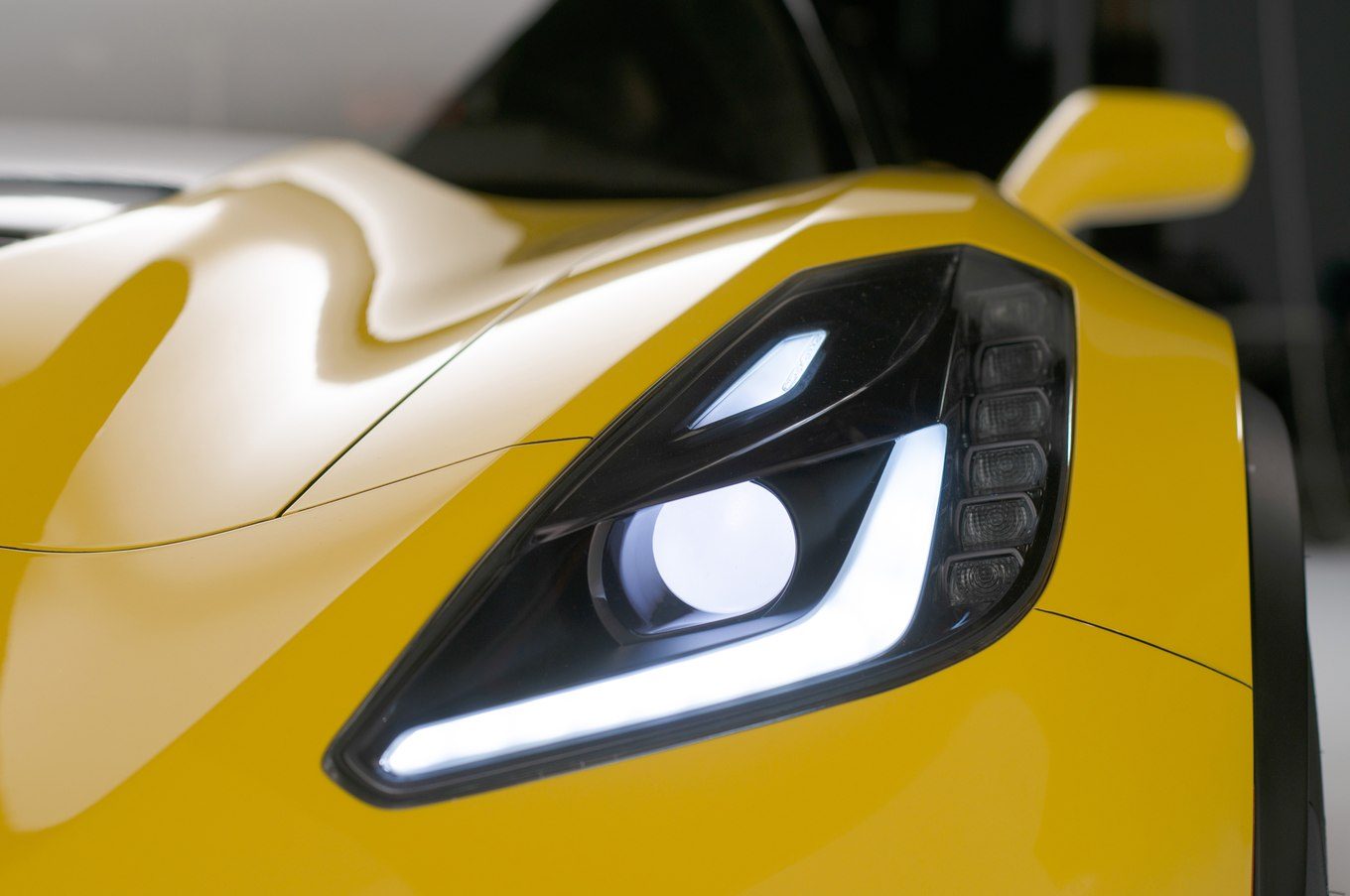 2015-Chevrolet-Corvette-Z06-headlight.jpg