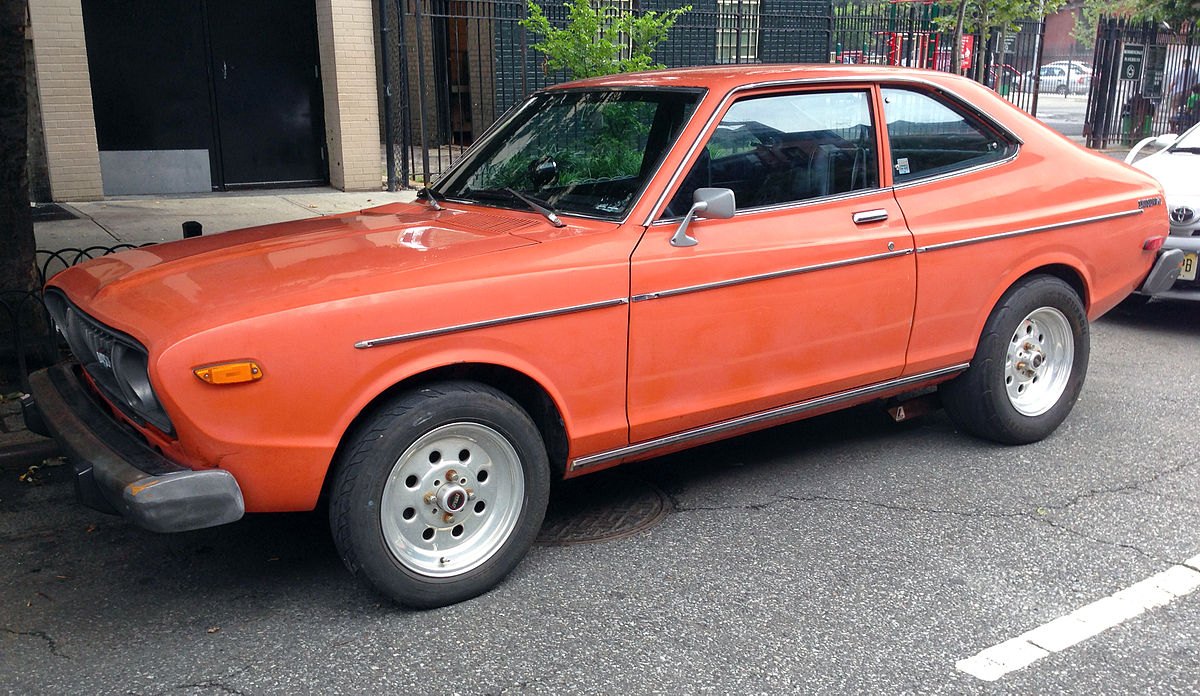 1200px-Datsun_710_two-door_orange%2C_front_left.jpg