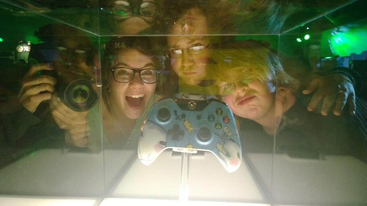 BYrHULkCUAAChSv.jpg:large