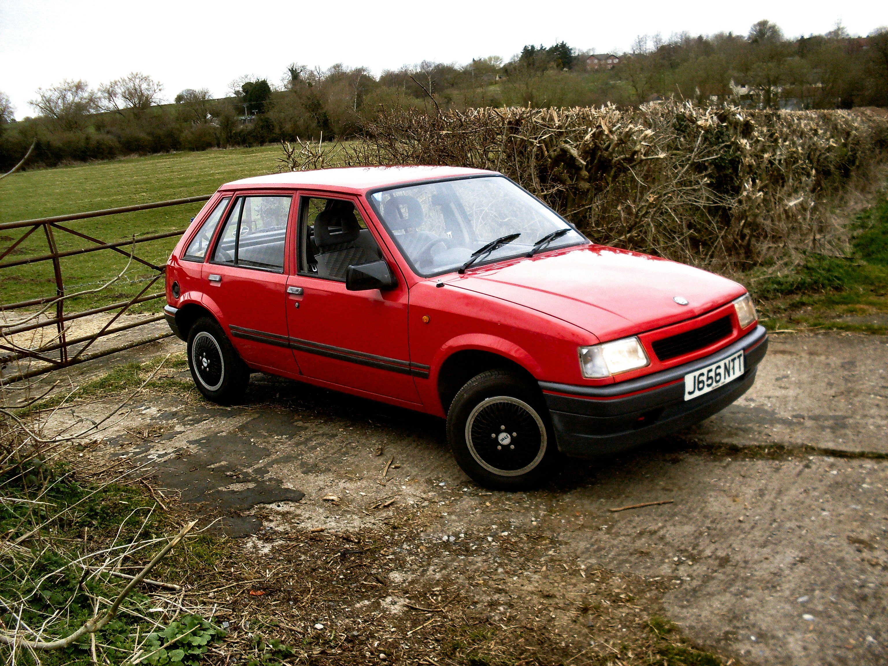 1992_Vauxhall_Nova_5-door.jpg