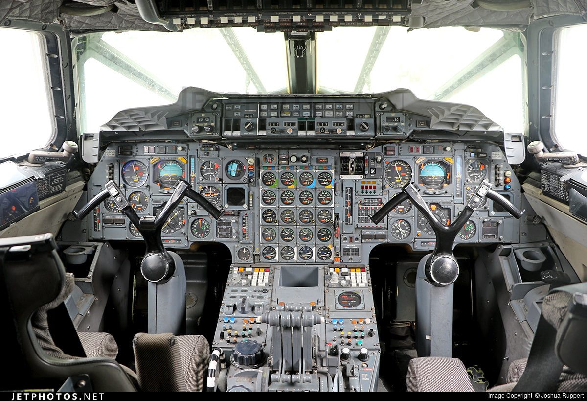 ConcordeFlightDeck1.jpg