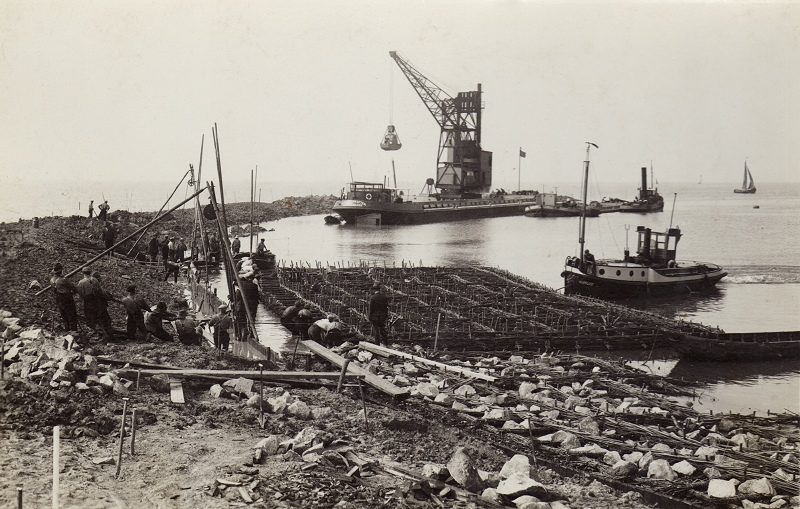 Afsluitdijk_plaatsen_zinkstuk.jpg