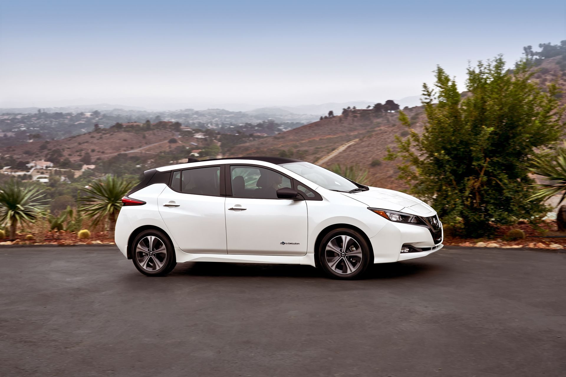 2018_Nissan_LEAF_US_09.jpg