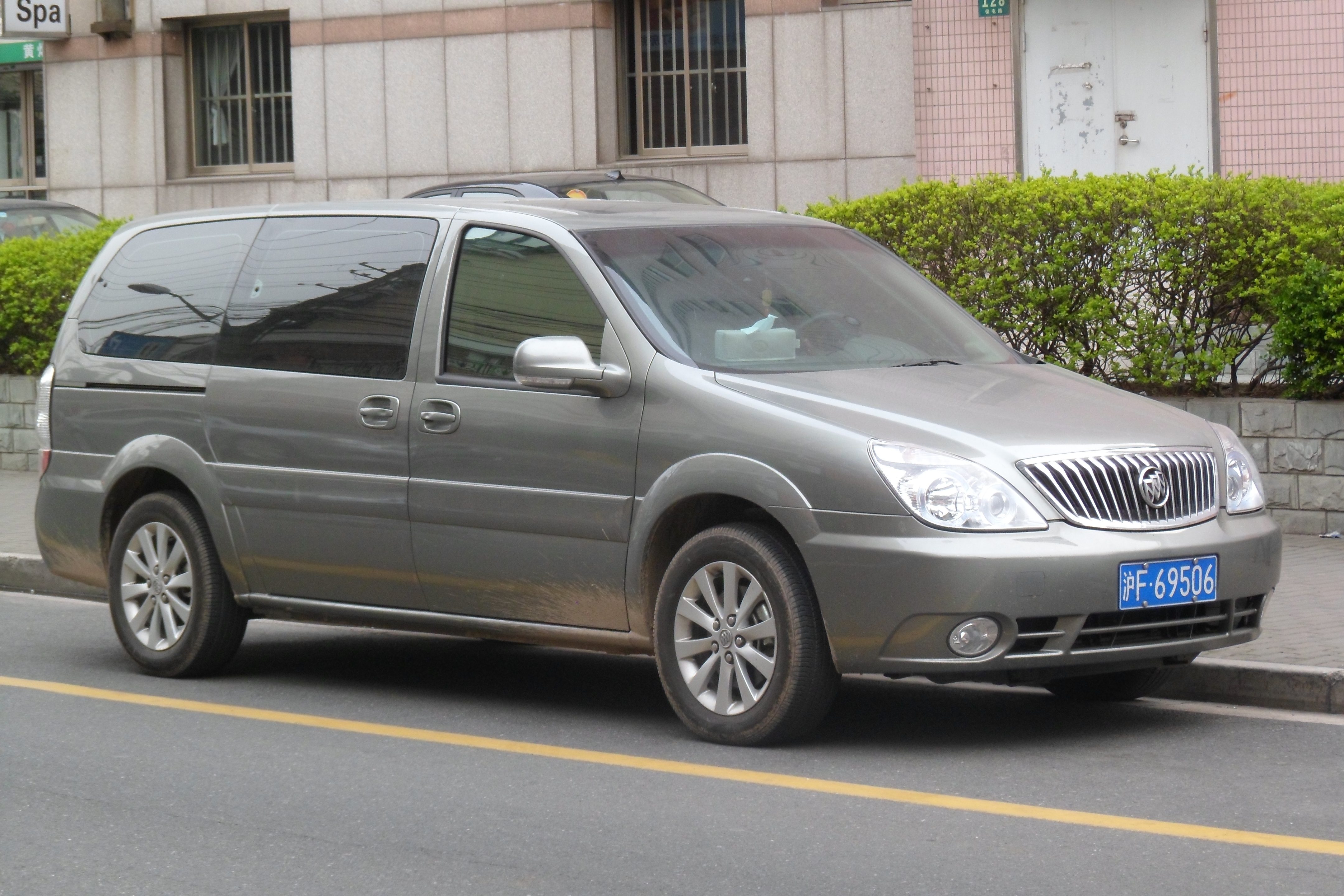 Buick_GL8_China_2012-04-04_2.JPG