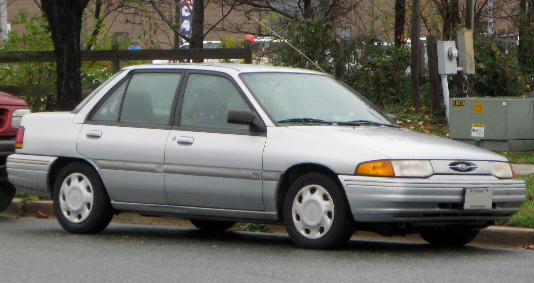 Ford_Escort_LX_sedan_--_11-24-2009.jpg