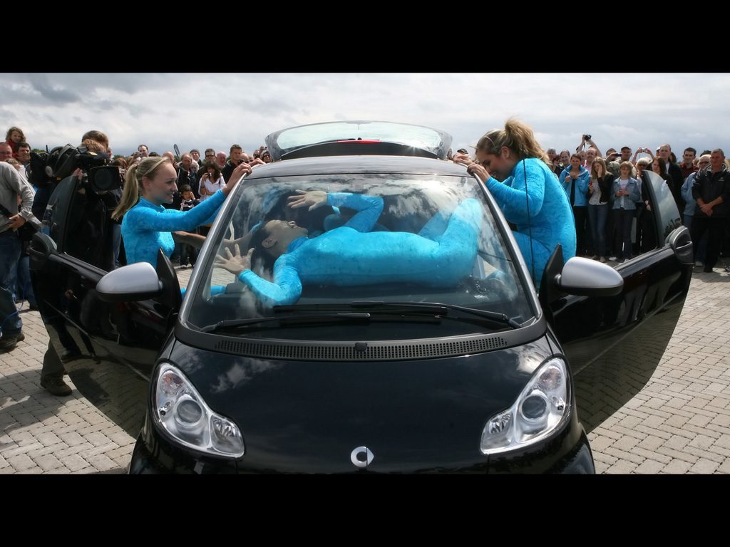 2008-smart-fortwo-13-Contortionists-Front-1024x768.jpg