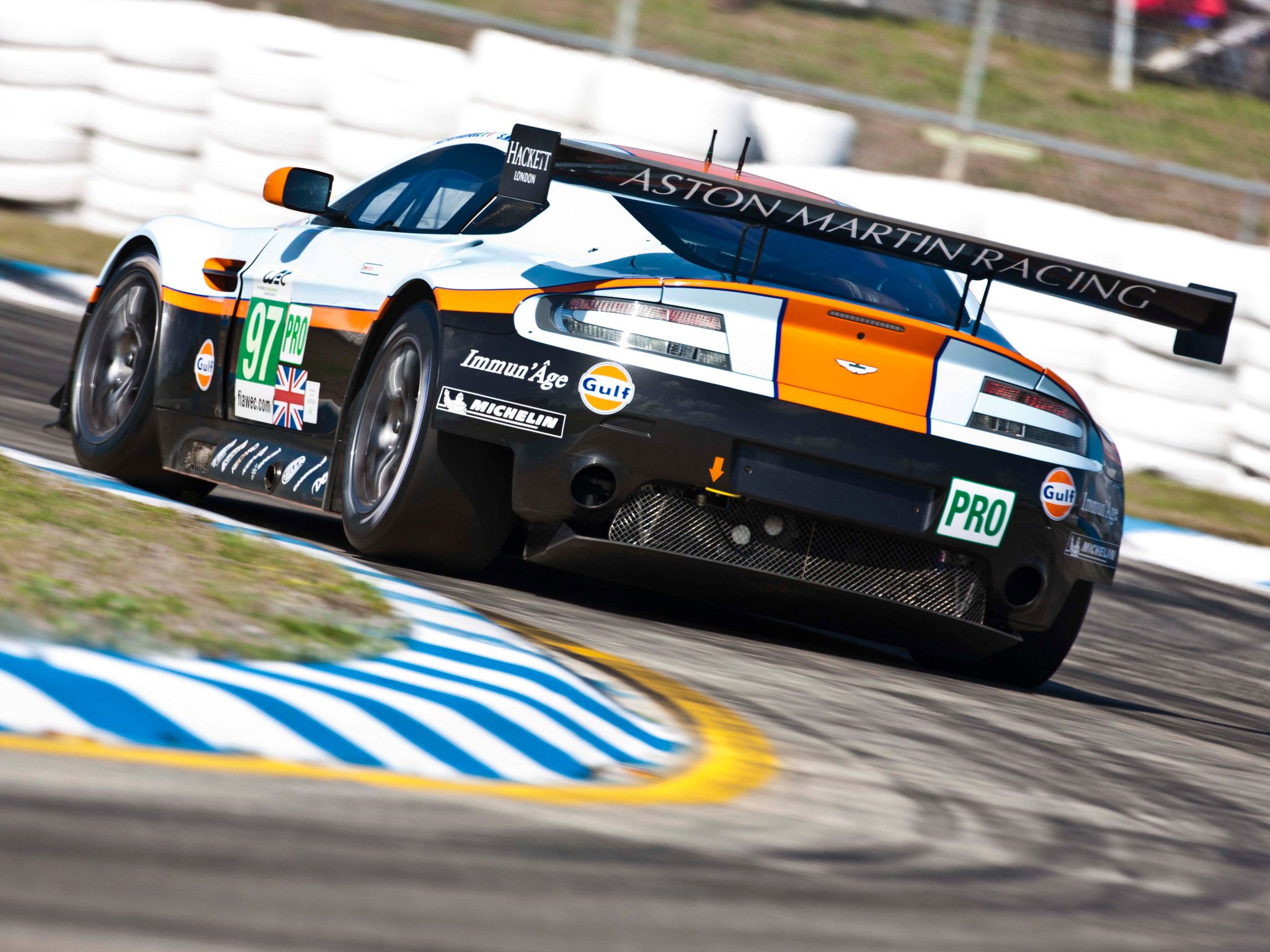 Aston-Martin-V8-Vantage-GTE-2012-Photo-05.jpg