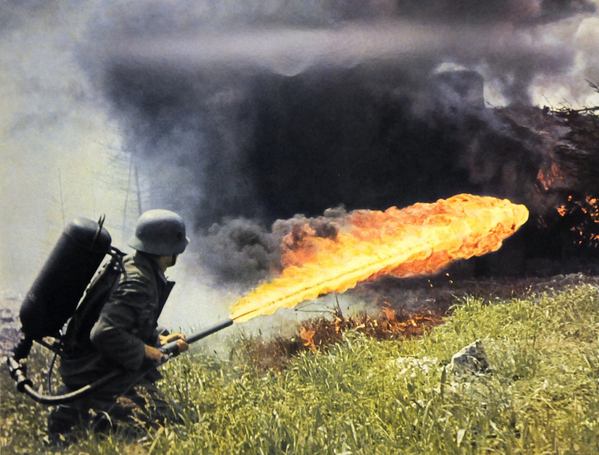 German_soldier_with_flamethrower_c1941.jpg