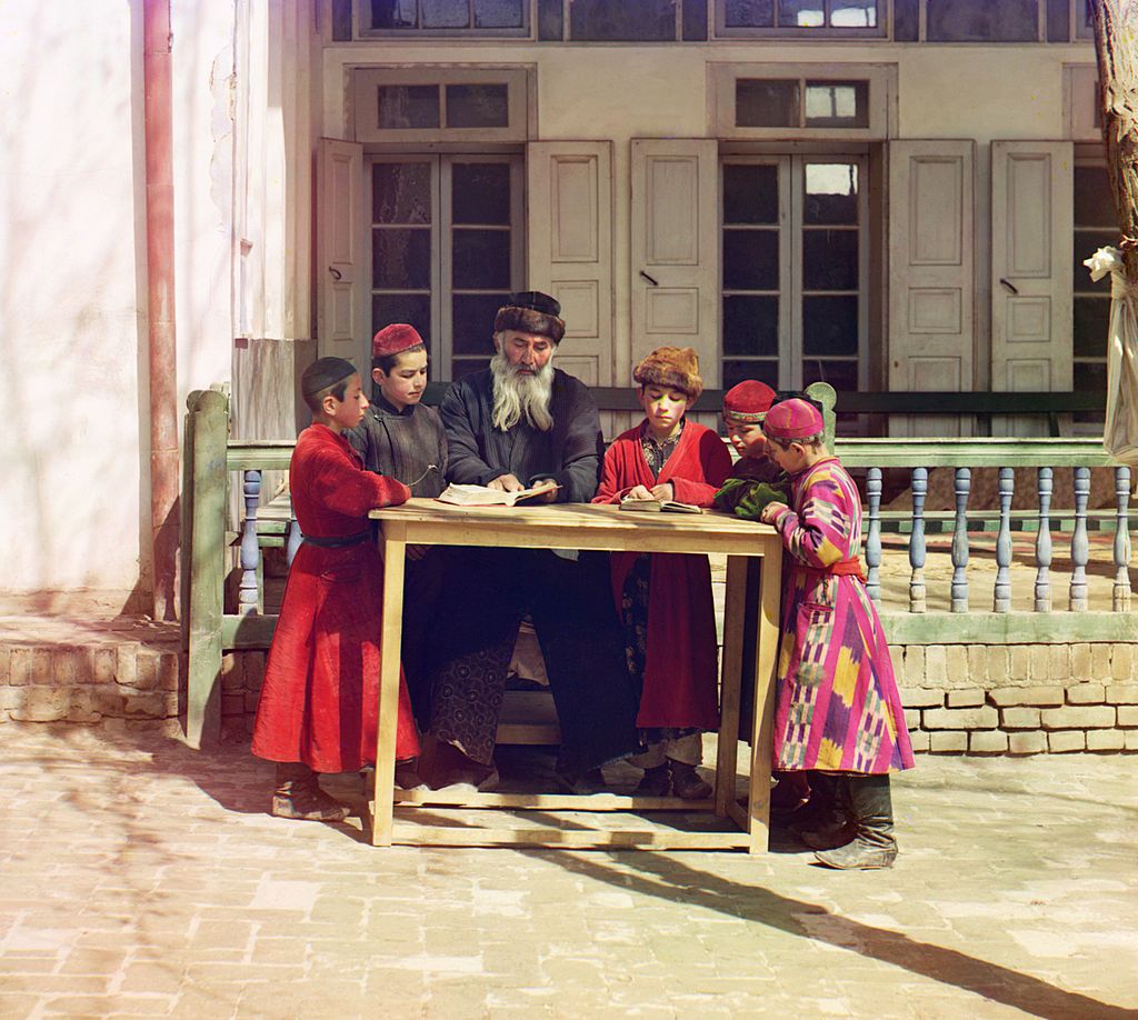 1024px-Jewish_Children_with_their_Teacher_in_Samarkand.jpg