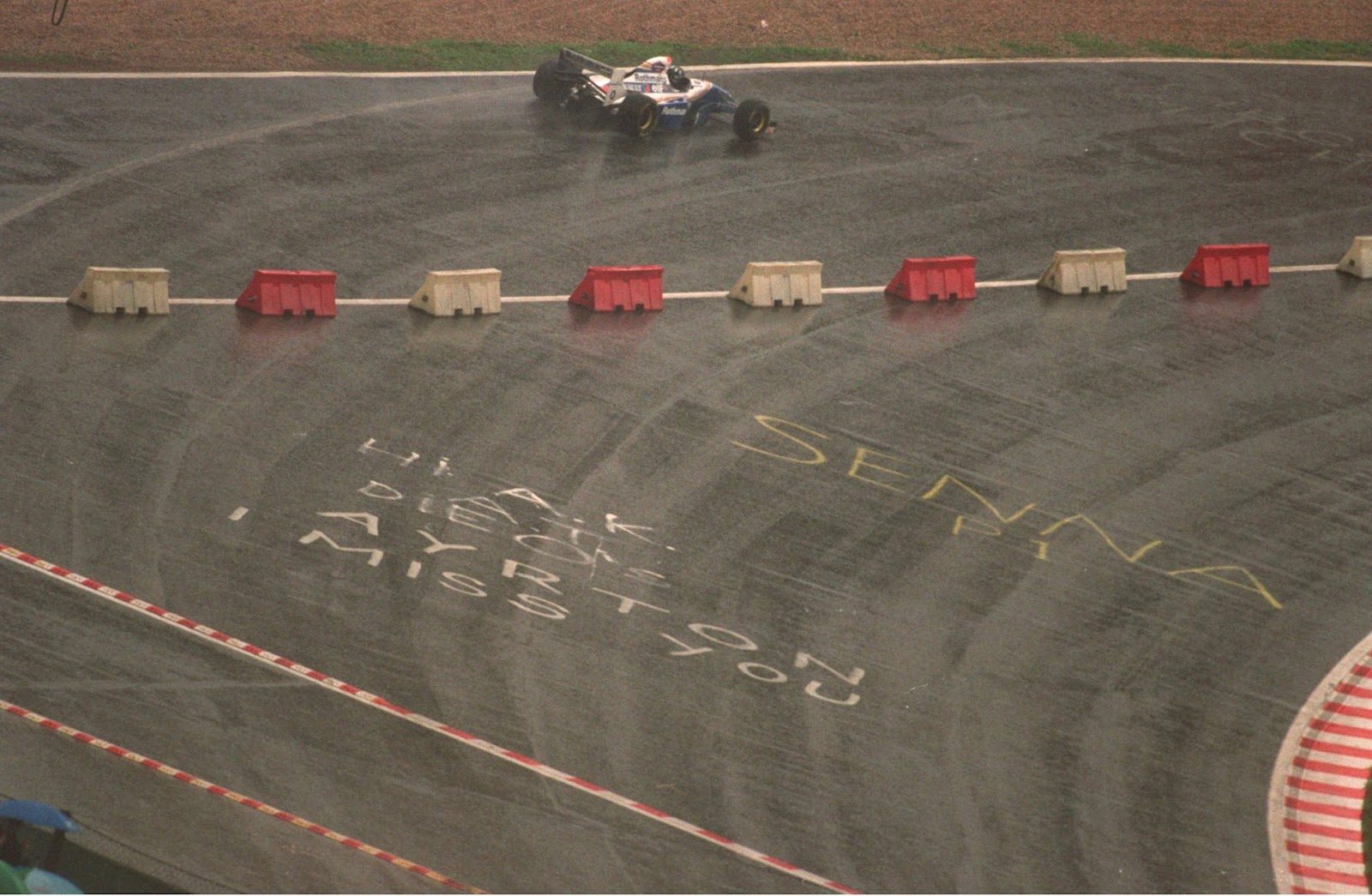 F1_1994_Spa_D_Hill_Williams_FW16B_eau_rouge_chicane.jpg