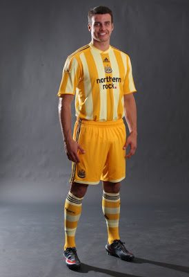 newcastle+away+kit+2009+10.jpg