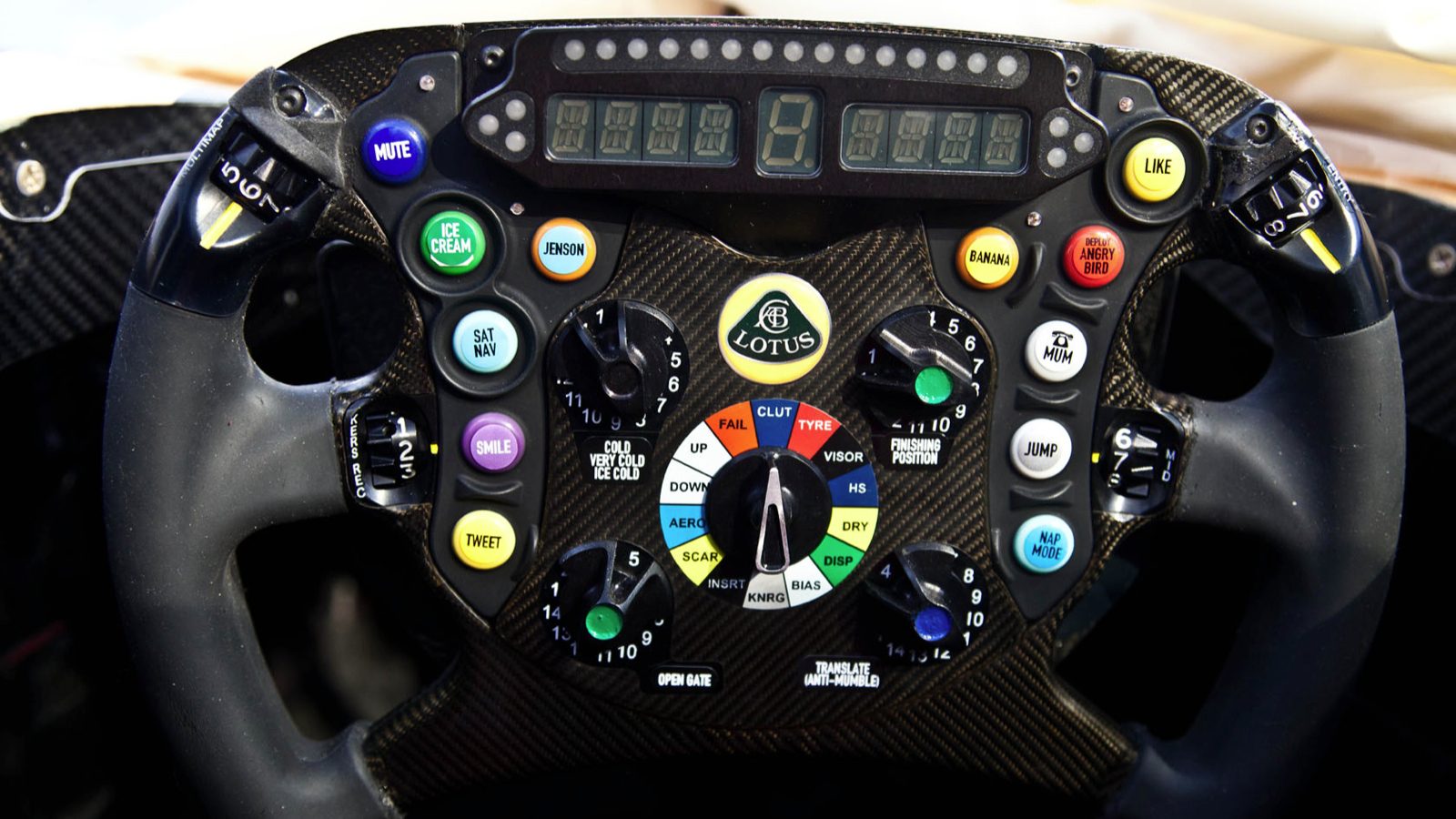 Lotus+E21_Kimi's+Steering+Wheel.jpg