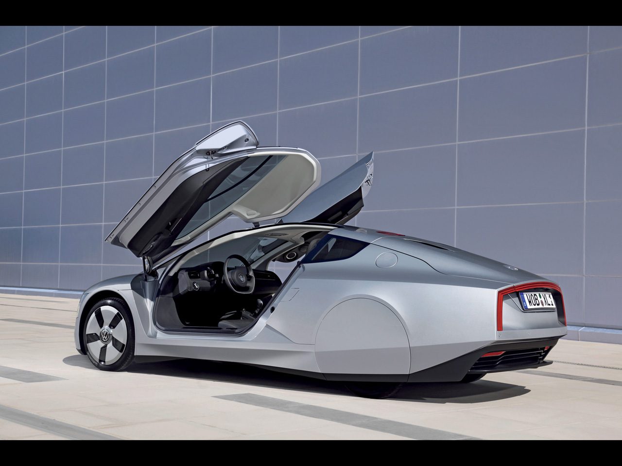 2011-Volkswagen-XL1-Concept-Rear-And-Side-Open-Doors-1280x960.jpg