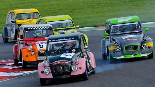 2cv_racing_snetterton.jpg