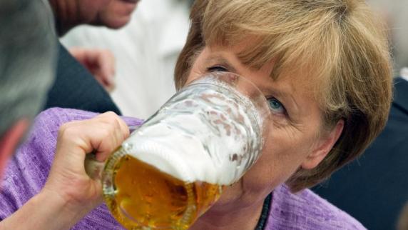 Bundeskanzlerin-Angela-Merkel-goennt-sich-auf-dem-Gillamoos-Volksfest-im-bayerischen-Abensberg-eine-Mass-Bier.jpg