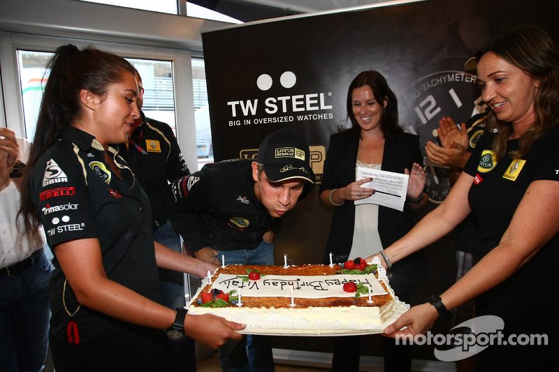 f1-italian-gp-2011-vitaly-petrov-lotus-renault-gp-blows-ou-the-candles-on-his-birthday-cak.jpg