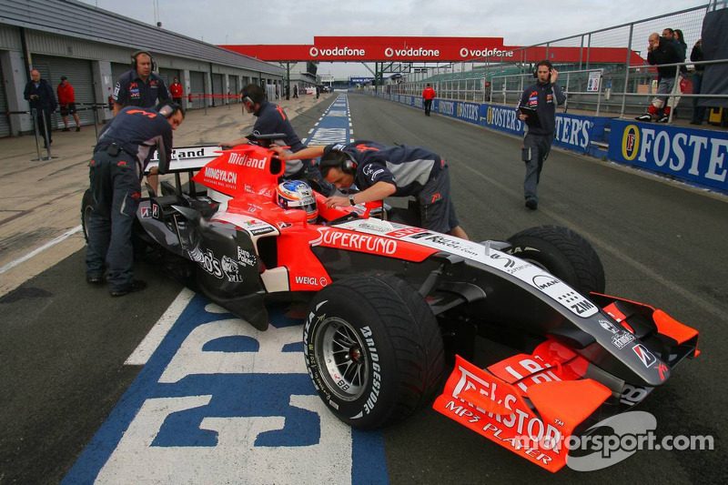 f1-silverstone-september-testing-2006-ronnie-quintarelli.jpg