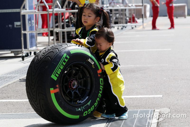 f1-japanese-gp-2016-young-renault-sport-f1-team-fans-with-a-pirelli-tyre.jpg