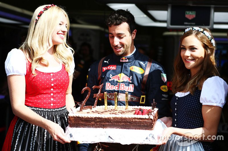 f1-austrian-gp-2016-daniel-ricciardo-red-bull-racing-celebrates-his-birthday-with-a-cake.jpg