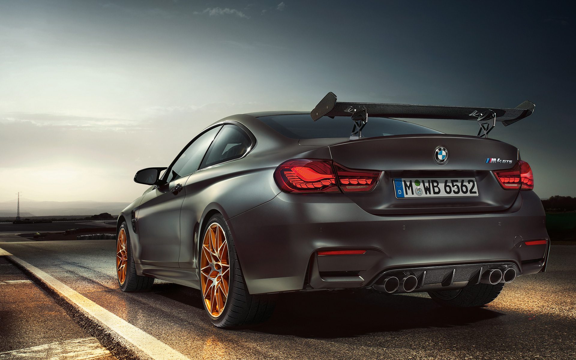 m4-gts-1920x1200-04.jpg